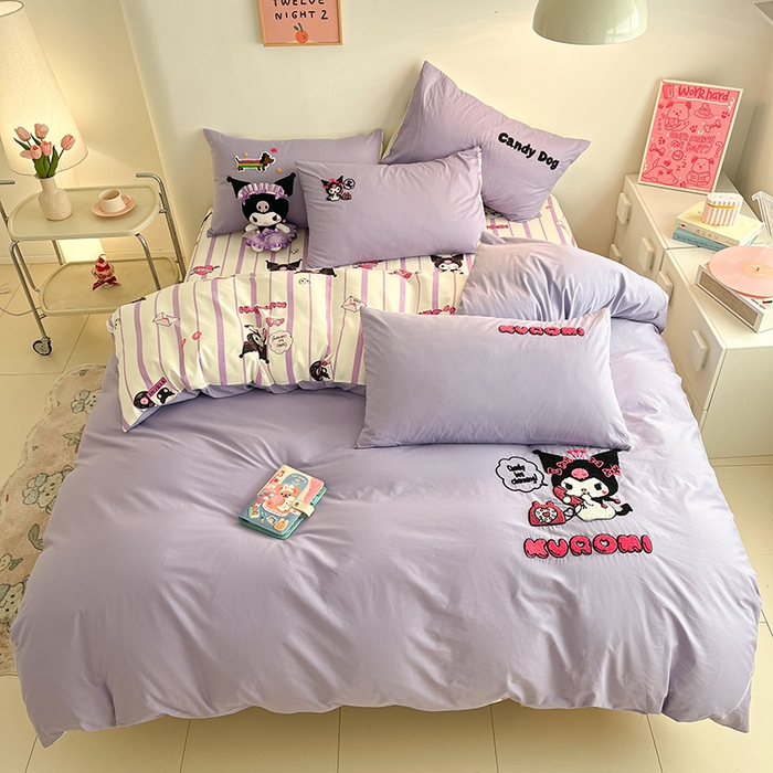 91家纺网 家纺一手货源 找家纺 金丝鸟家纺 2024新款全棉混搭毛巾绣四件套可爱卡通库洛米系列 紫色电话库洛米