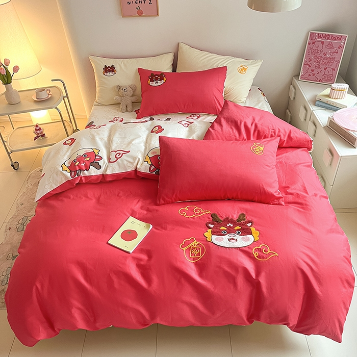 91家纺网 家纺一手货源 找家纺 金丝鸟家纺 2024新款全棉混搭毛巾绣四件套可爱卡通库洛米系列 红色福袋龙