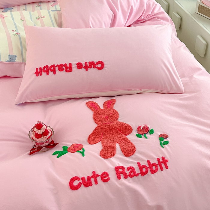 91家纺网 家纺一手货源 找家纺 金丝鸟家纺 2024新款全棉混搭毛巾绣四件套可爱卡通库洛米系列 粉色条纹布偶熊