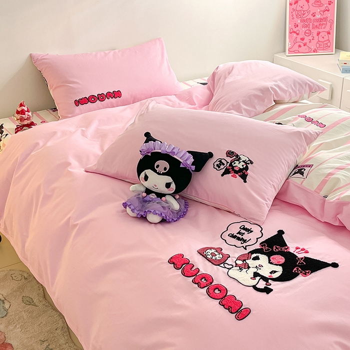 91家纺网 家纺一手货源 找家纺 金丝鸟家纺 2024新款全棉混搭毛巾绣四件套可爱卡通库洛米系列 粉色电话库洛米