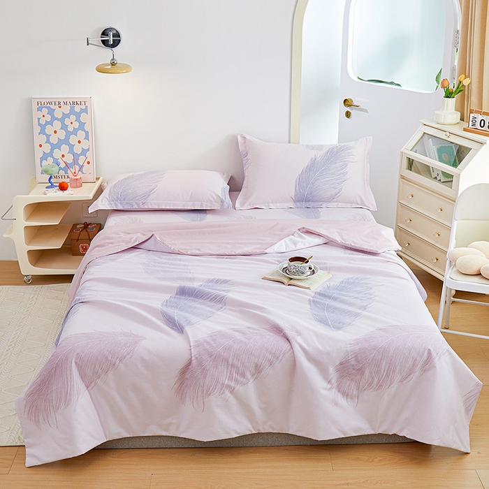 91家纺网 家纺一手货源 找家纺 元元被芯 2024新款全棉小清新夏被四件套-全棉夏被四件套 且听风吟-粉