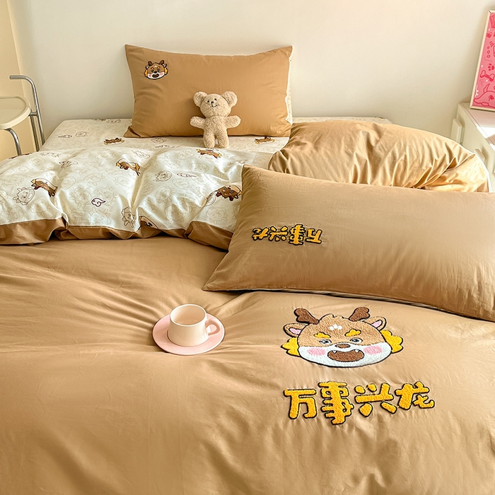 91家纺网 家纺一手货源 找家纺 金丝鸟家纺 2024新款全棉混搭毛巾绣四件套可爱卡通库洛米系列 咖色小龙