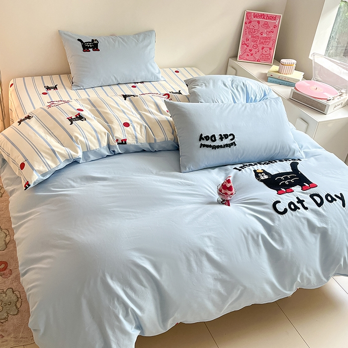 91家纺网 家纺一手货源 找家纺 金丝鸟家纺 2024新款全棉混搭毛巾绣四件套可爱卡通库洛米系列 蓝色条纹猫