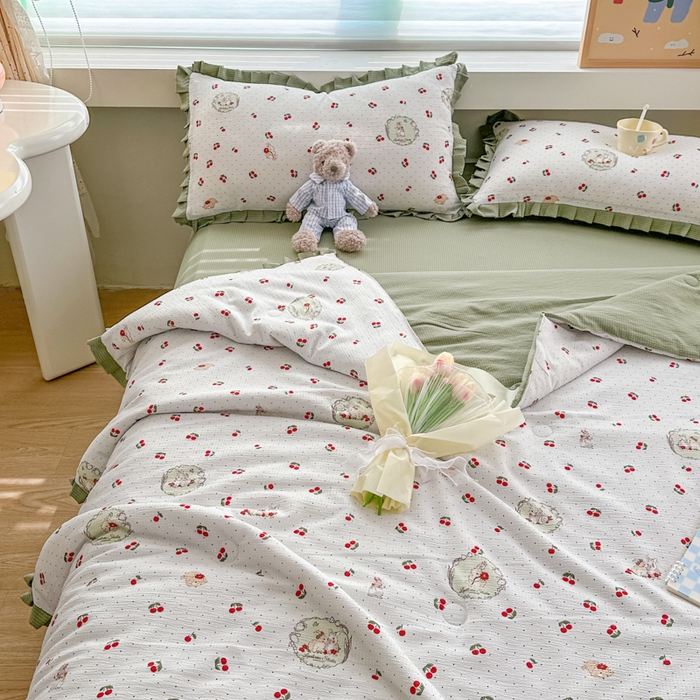 91家纺网 家纺一手货源 找家纺 荔禾家居 2024新款A类泡泡棉皱皱边系列夏被四件套 童趣樱桃