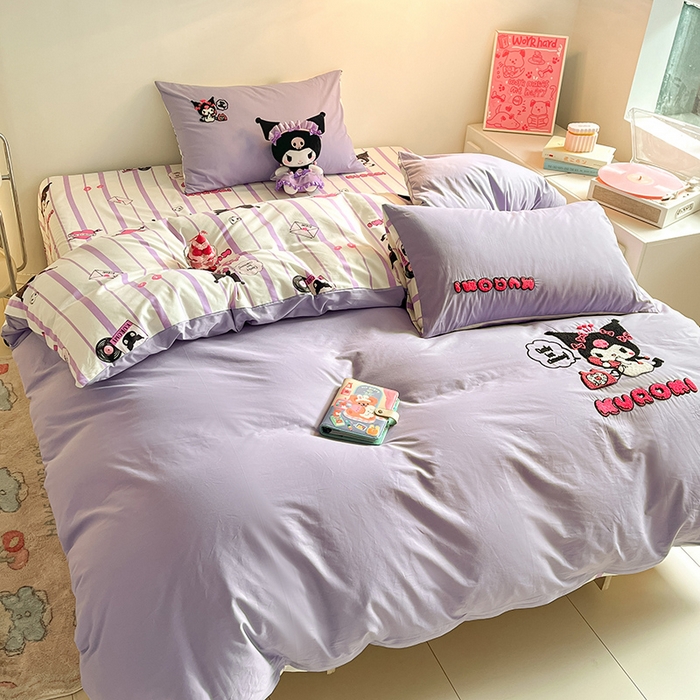 91家纺网 家纺一手货源 找家纺 金丝鸟家纺 2024新款全棉混搭毛巾绣四件套可爱卡通库洛米系列 紫色电话库洛米