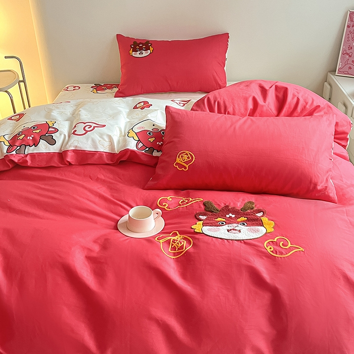 91家纺网 家纺一手货源 找家纺 金丝鸟家纺 2024新款全棉混搭毛巾绣四件套可爱卡通库洛米系列 红色福袋龙