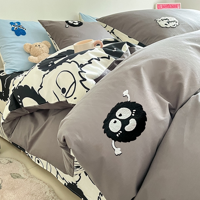 91家纺网 家纺一手货源 找家纺 金丝鸟家纺 2024新款全棉混搭毛巾绣四件套可爱卡通库洛米系列 灰色小煤球