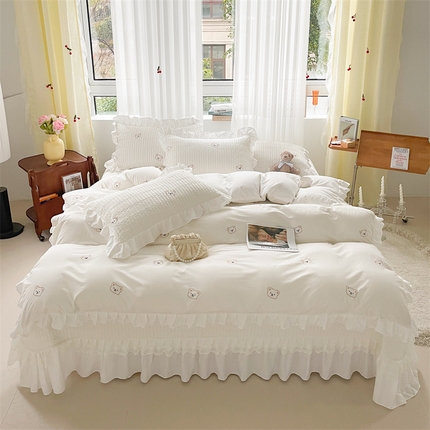 宜凡家纺 2024新款全棉夹棉绣花花边系列床盖四件套 露娜熊-奶白