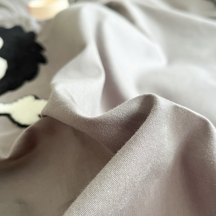 91家纺网 家纺一手货源 找家纺 金丝鸟家纺 2024新款全棉混搭毛巾绣四件套可爱卡通库洛米系列 灰色小煤球