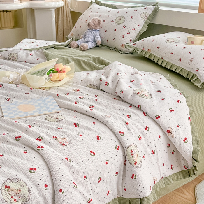91家纺网 家纺一手货源 找家纺 荔禾家居 2024新款A类泡泡棉皱皱边系列夏被四件套 童趣樱桃