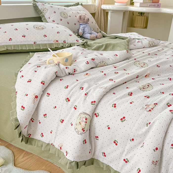 91家纺网 家纺一手货源 找家纺 荔禾家居 2024新款A类泡泡棉皱皱边系列夏被四件套 童趣樱桃