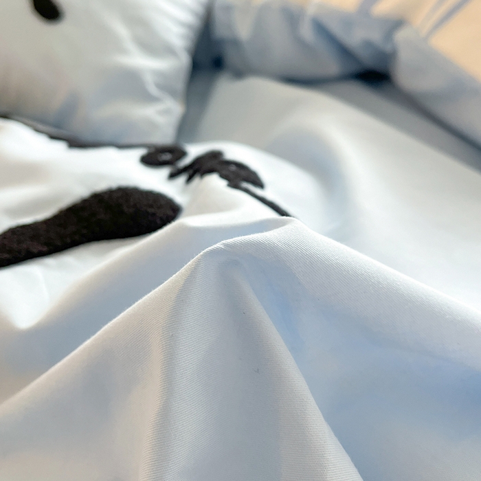 91家纺网 家纺一手货源 找家纺 金丝鸟家纺 2024新款全棉混搭毛巾绣四件套可爱卡通库洛米系列 蓝色条纹猫