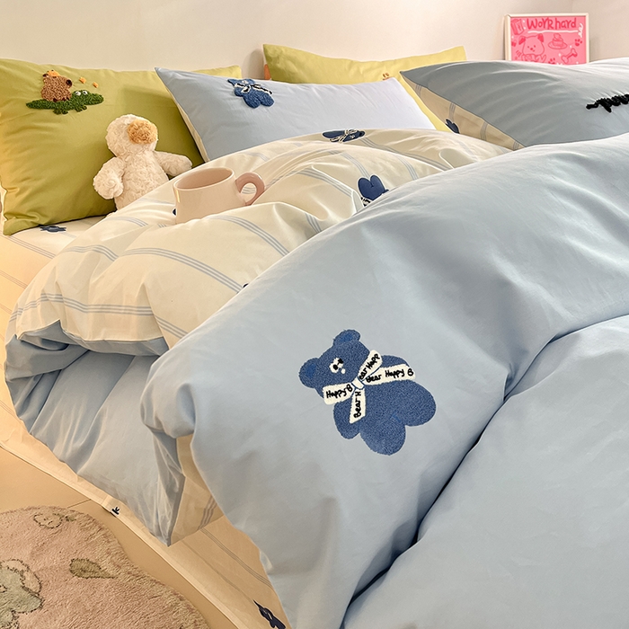 91家纺网 家纺一手货源 找家纺 金丝鸟家纺 2024新款全棉混搭毛巾绣四件套可爱卡通库洛米系列 蓝色波点熊