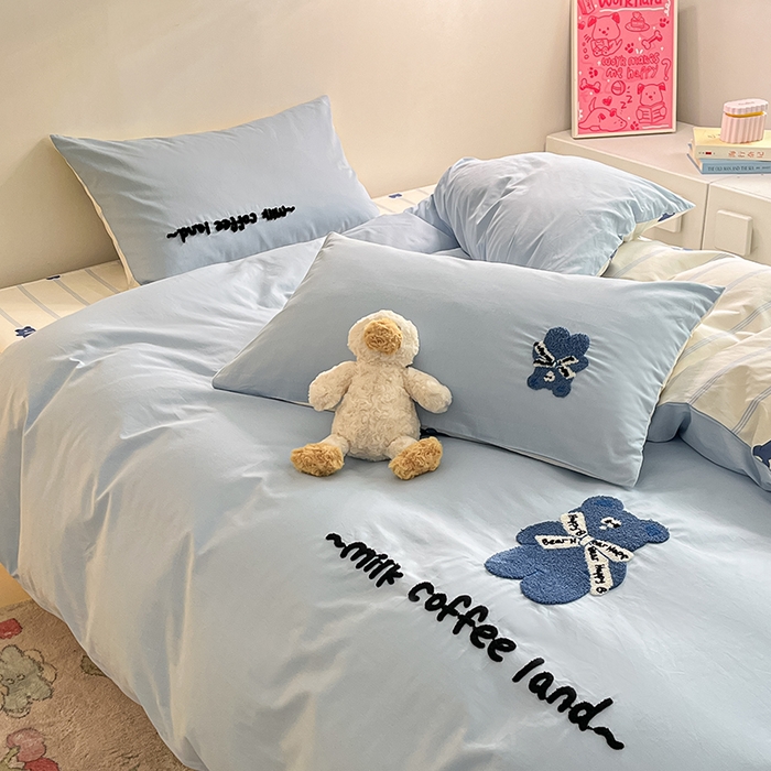 91家纺网 家纺一手货源 找家纺 金丝鸟家纺 2024新款全棉混搭毛巾绣四件套可爱卡通库洛米系列 蓝色波点熊