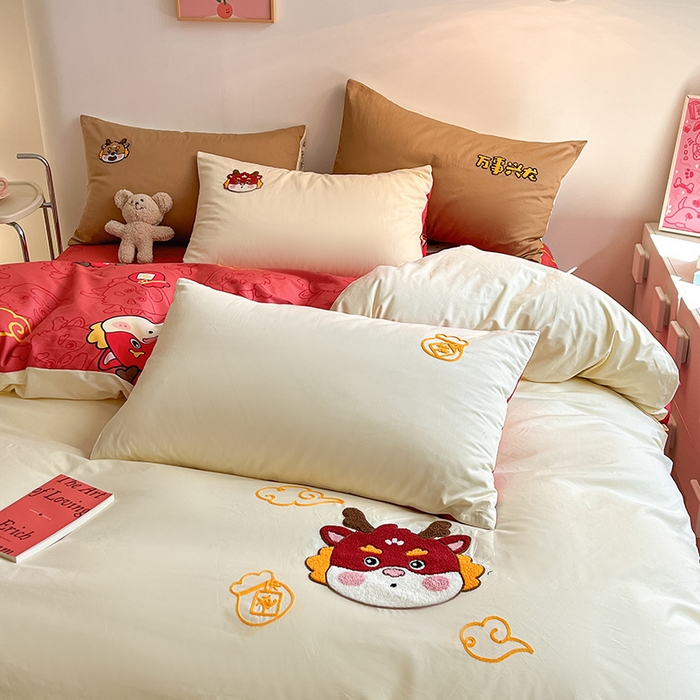 91家纺网 家纺一手货源 找家纺 金丝鸟家纺 2024新款全棉混搭毛巾绣四件套可爱卡通库洛米系列 米色福袋龙