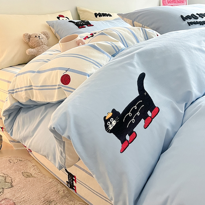 91家纺网 家纺一手货源 找家纺 金丝鸟家纺 2024新款全棉混搭毛巾绣四件套可爱卡通库洛米系列 蓝色条纹猫