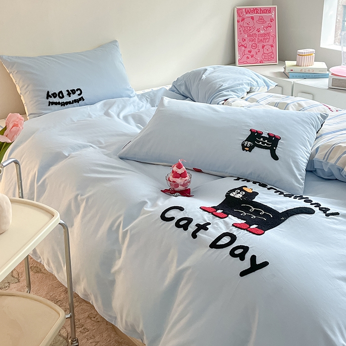 91家纺网 家纺一手货源 找家纺 金丝鸟家纺 2024新款全棉混搭毛巾绣四件套可爱卡通库洛米系列 蓝色条纹猫