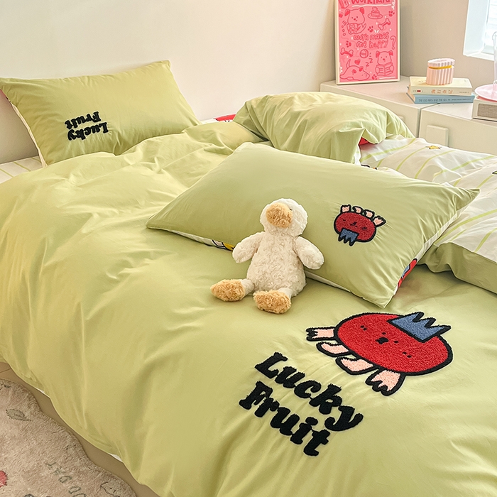 91家纺网 家纺一手货源 找家纺 金丝鸟家纺 2024新款全棉混搭毛巾绣四件套可爱卡通库洛米系列 绿色果蔬乐园