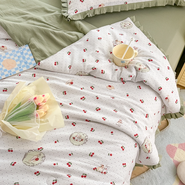 91家纺网 家纺一手货源 找家纺 荔禾家居 2024新款A类泡泡棉皱皱边系列夏被四件套 童趣樱桃