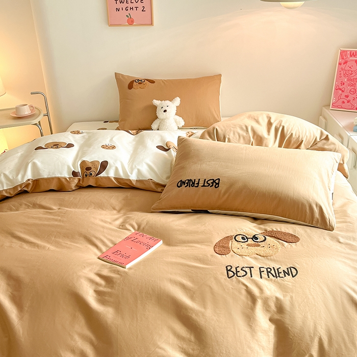 91家纺网 家纺一手货源 找家纺 金丝鸟家纺 2024新款全棉混搭毛巾绣四件套可爱卡通库洛米系列 咖色饼干狗