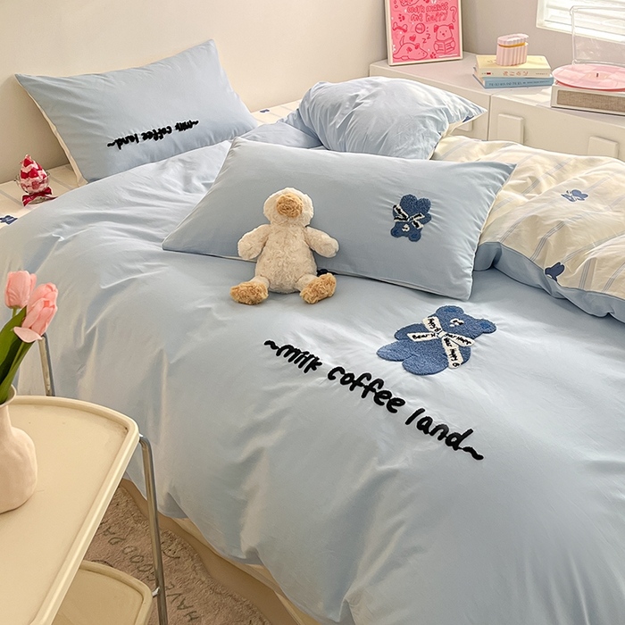 91家纺网 家纺一手货源 找家纺 金丝鸟家纺 2024新款全棉混搭毛巾绣四件套可爱卡通库洛米系列 蓝色波点熊