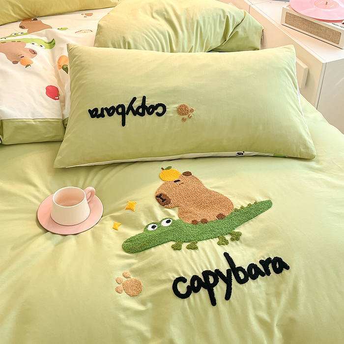 91家纺网 家纺一手货源 找家纺 金丝鸟家纺 2024新款全棉混搭毛巾绣四件套可爱卡通库洛米系列 绿色鳄鱼卡皮