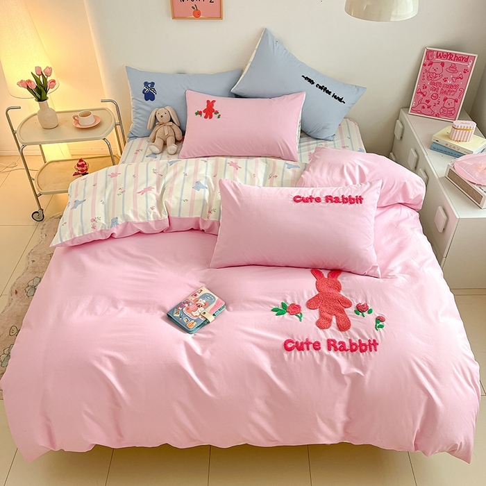 91家纺网 家纺一手货源 找家纺 金丝鸟家纺 2024新款全棉混搭毛巾绣四件套可爱卡通库洛米系列 粉色条纹布偶熊