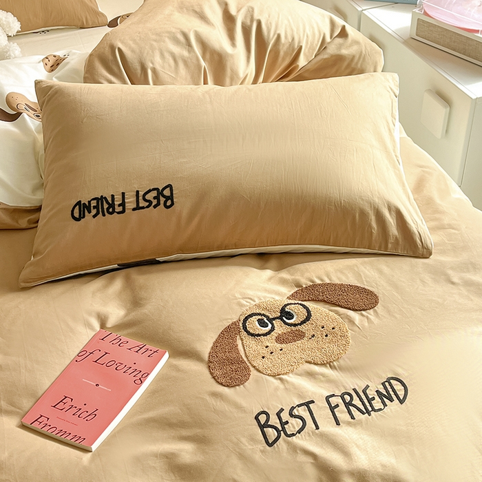 91家纺网 家纺一手货源 找家纺 金丝鸟家纺 2024新款全棉混搭毛巾绣四件套可爱卡通库洛米系列 咖色饼干狗