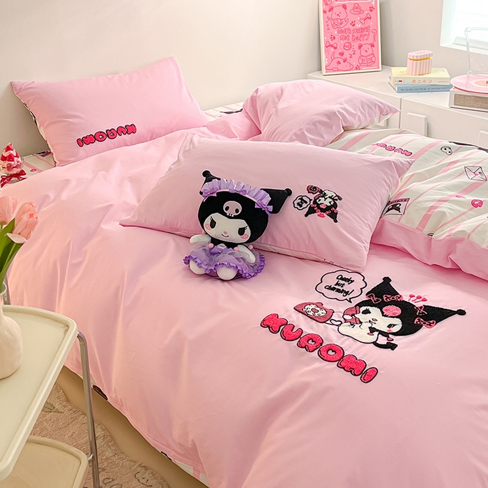 91家纺网 家纺一手货源 找家纺 金丝鸟家纺 2024新款全棉混搭毛巾绣四件套可爱卡通库洛米系列 粉色电话库洛米