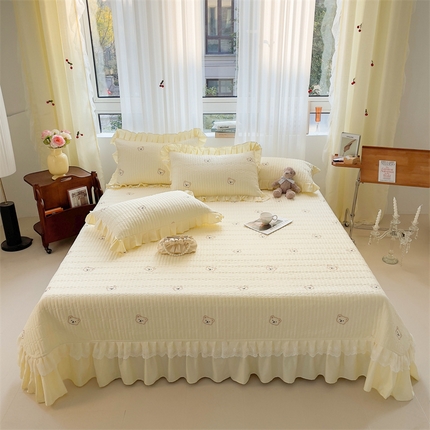 宜凡家纺 2024新款全棉夹棉绣花花边系列床盖三件套 露娜熊 淡黄