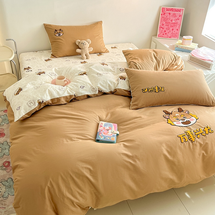 91家纺网 家纺一手货源 找家纺 金丝鸟家纺 2024新款全棉混搭毛巾绣四件套可爱卡通库洛米系列 咖色小龙