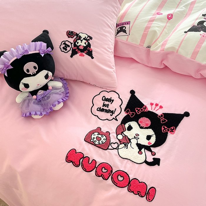 91家纺网 家纺一手货源 找家纺 金丝鸟家纺 2024新款全棉混搭毛巾绣四件套可爱卡通库洛米系列 粉色电话库洛米