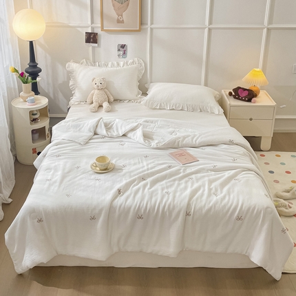 91家纺网 家纺一手货源 找家纺 一加一 2025新款双层纱刺绣大豆夏凉被 蝴蝶结