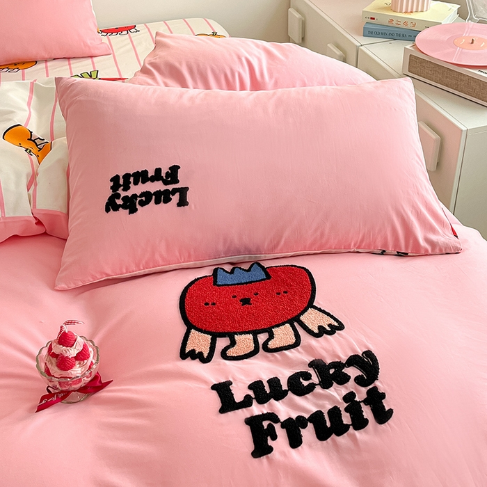 91家纺网 家纺一手货源 找家纺 金丝鸟家纺 2024新款全棉混搭毛巾绣四件套可爱卡通库洛米系列 粉色果蔬乐园