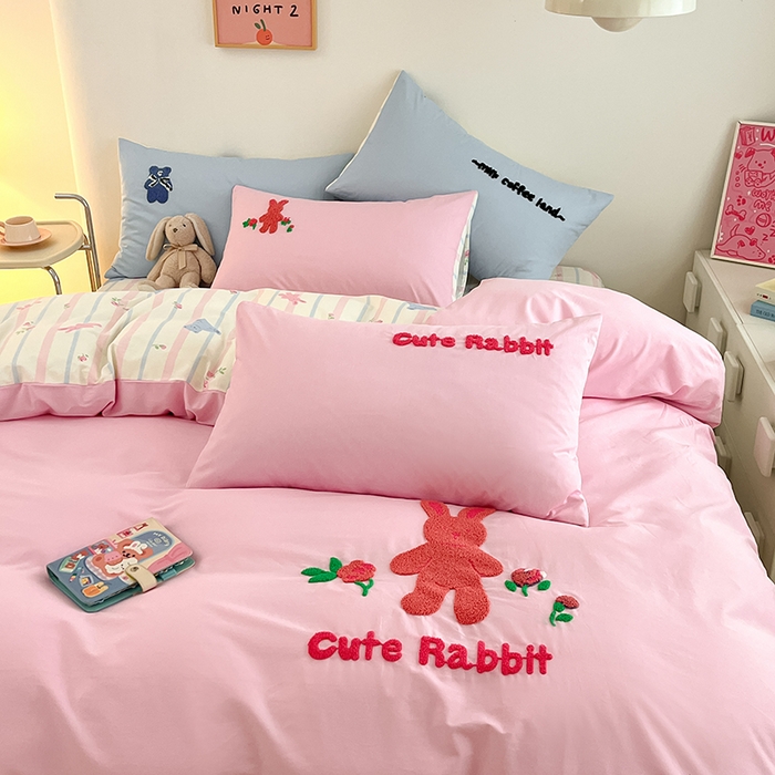 91家纺网 家纺一手货源 找家纺 金丝鸟家纺 2024新款全棉混搭毛巾绣四件套可爱卡通库洛米系列 粉色条纹布偶熊