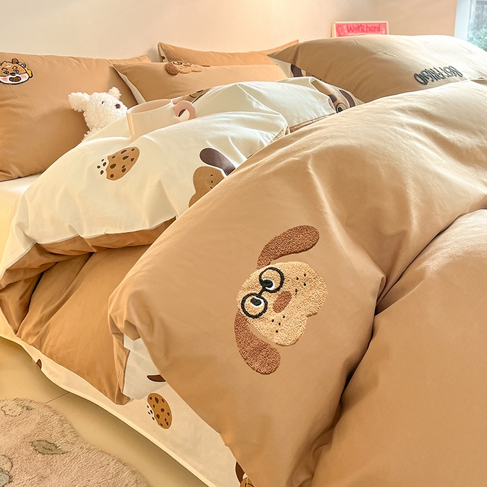 91家纺网 家纺一手货源 找家纺 金丝鸟家纺 2024新款全棉混搭毛巾绣四件套可爱卡通库洛米系列 咖色饼干狗