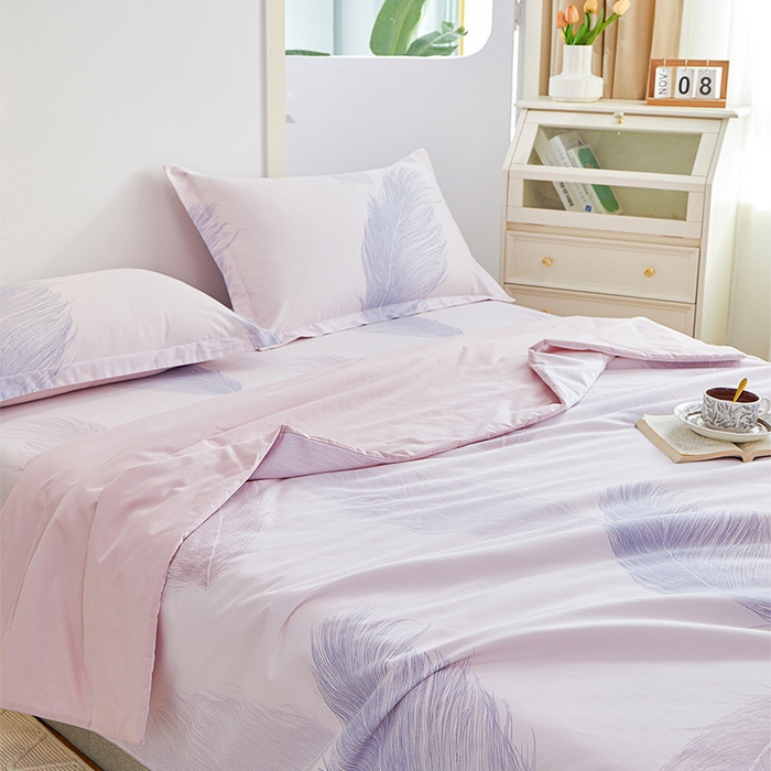 91家纺网 家纺一手货源 找家纺 元元被芯 2024新款全棉小清新夏被四件套-全棉夏被四件套 且听风吟-粉