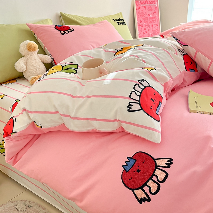 91家纺网 家纺一手货源 找家纺 金丝鸟家纺 2024新款全棉混搭毛巾绣四件套可爱卡通库洛米系列 粉色果蔬乐园