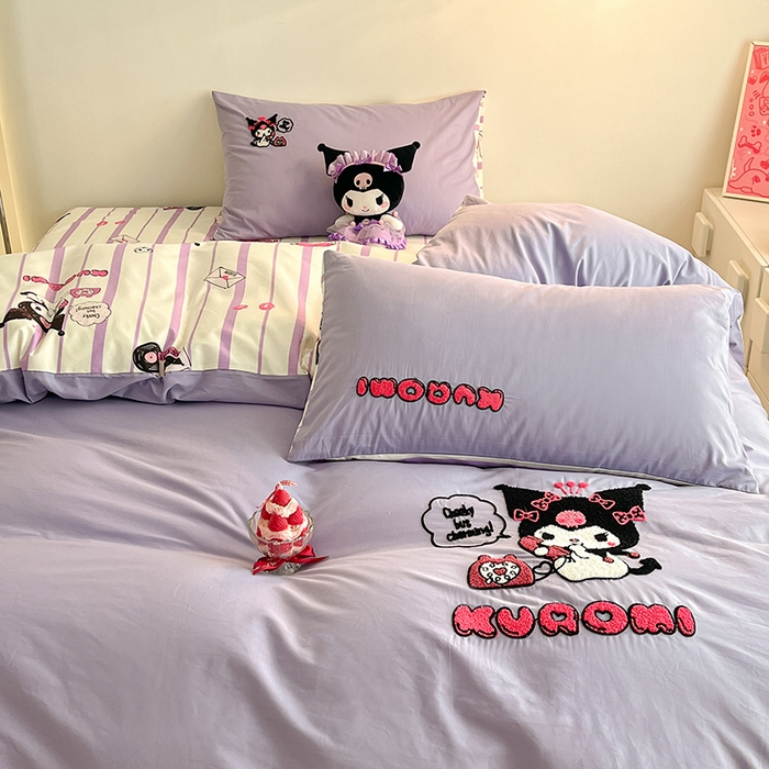 91家纺网 家纺一手货源 找家纺 金丝鸟家纺 2024新款全棉混搭毛巾绣四件套可爱卡通库洛米系列 紫色电话库洛米