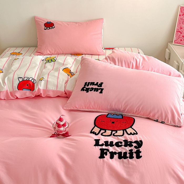 91家纺网 家纺一手货源 找家纺 金丝鸟家纺 2024新款全棉混搭毛巾绣四件套可爱卡通库洛米系列 粉色果蔬乐园