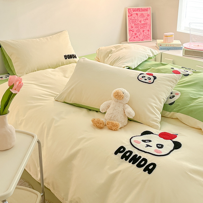 91家纺网 家纺一手货源 找家纺 金丝鸟家纺 2024新款全棉混搭毛巾绣四件套可爱卡通库洛米系列 白色小熊猫