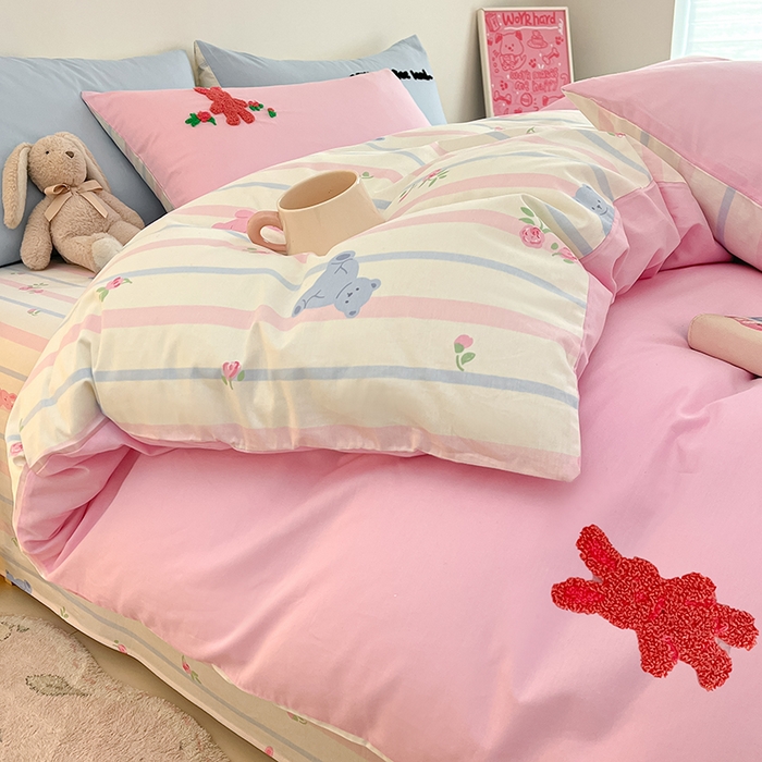 91家纺网 家纺一手货源 找家纺 金丝鸟家纺 2024新款全棉混搭毛巾绣四件套可爱卡通库洛米系列 粉色条纹布偶熊