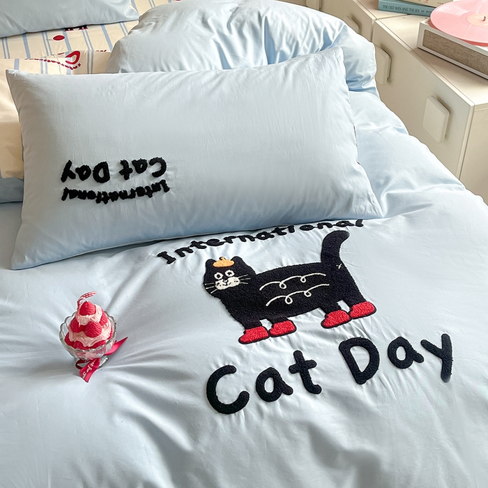 91家纺网 家纺一手货源 找家纺 金丝鸟家纺 2024新款全棉混搭毛巾绣四件套可爱卡通库洛米系列 蓝色条纹猫