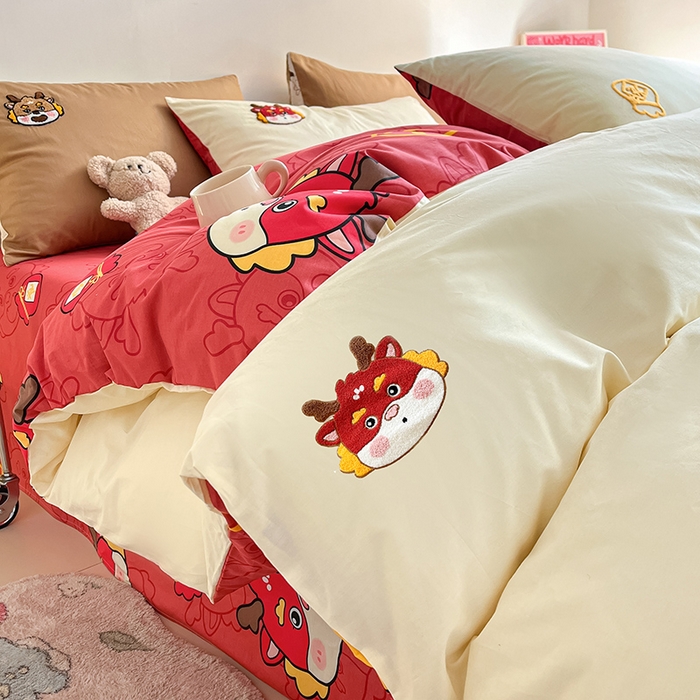 91家纺网 家纺一手货源 找家纺 金丝鸟家纺 2024新款全棉混搭毛巾绣四件套可爱卡通库洛米系列 米色福袋龙