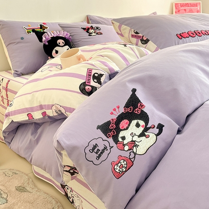 91家纺网 家纺一手货源 找家纺 金丝鸟家纺 2024新款全棉混搭毛巾绣四件套可爱卡通库洛米系列 紫色电话库洛米