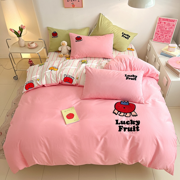 91家纺网 家纺一手货源 找家纺 金丝鸟家纺 2024新款全棉混搭毛巾绣四件套可爱卡通库洛米系列 粉色果蔬乐园