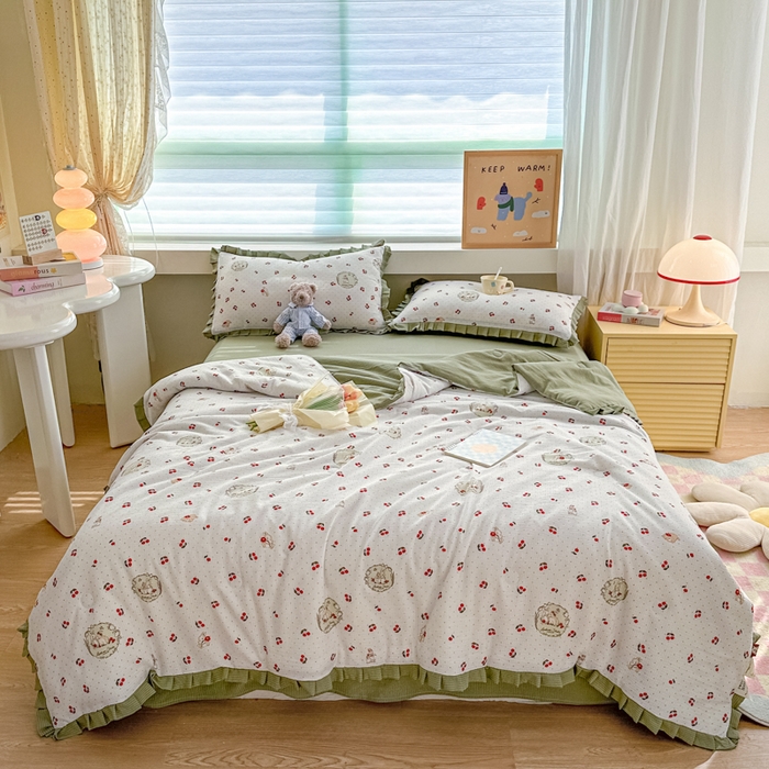 91家纺网 家纺一手货源 找家纺 荔禾家居 2024新款A类泡泡棉皱皱边系列夏被四件套 童趣樱桃