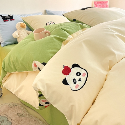 91家纺网 家纺一手货源 找家纺 金丝鸟家纺 2024新款全棉混搭毛巾绣四件套可爱卡通库洛米系列 白色小熊猫