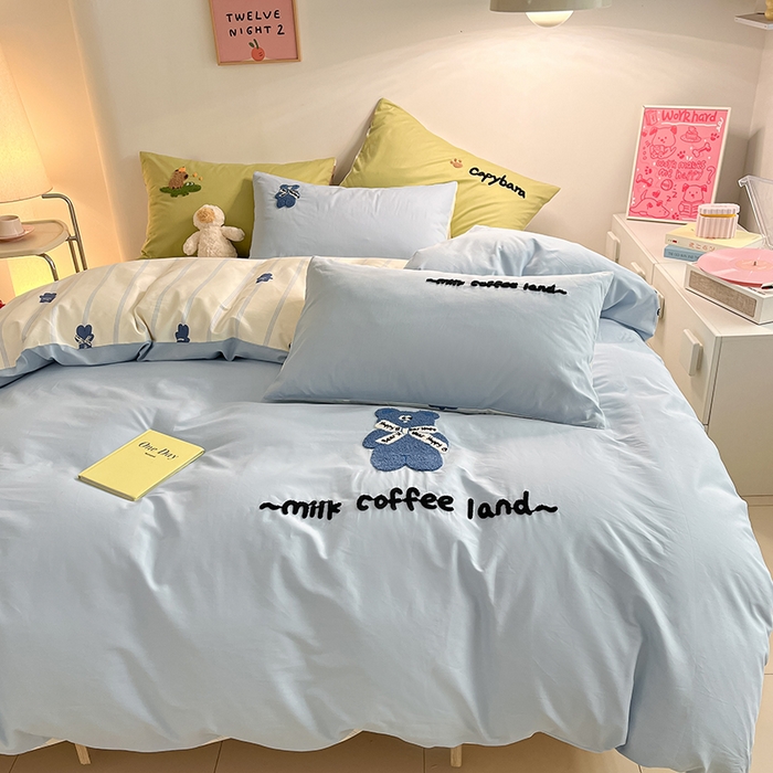 91家纺网 家纺一手货源 找家纺 金丝鸟家纺 2024新款全棉混搭毛巾绣四件套可爱卡通库洛米系列 蓝色波点熊