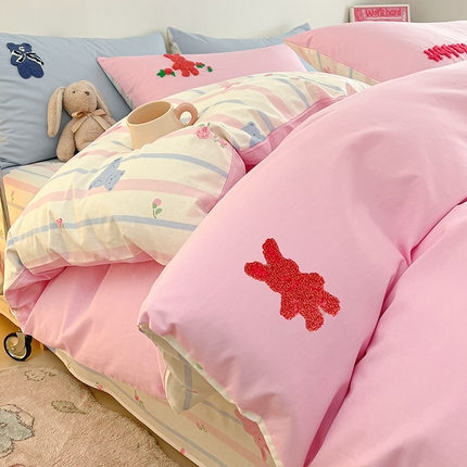 91家纺网 家纺一手货源 找家纺 金丝鸟家纺 2024新款全棉混搭毛巾绣四件套可爱卡通库洛米系列 粉色条纹布偶熊